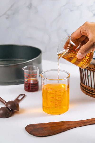 Measuring cup for hot / cold
