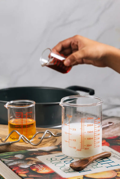 Measuring cup for hot / cold